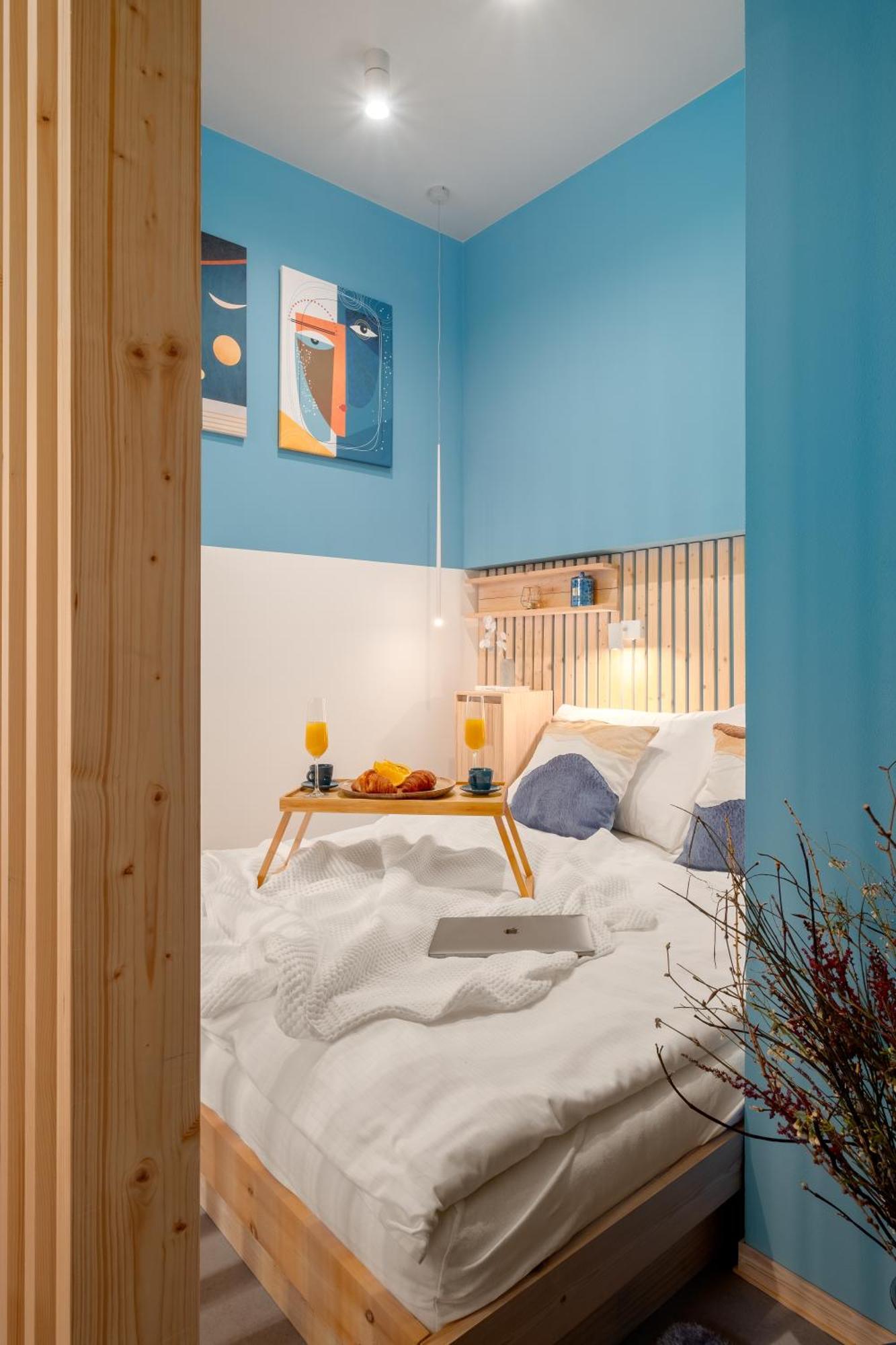 Days - Playful In Trendy Area Apartament
