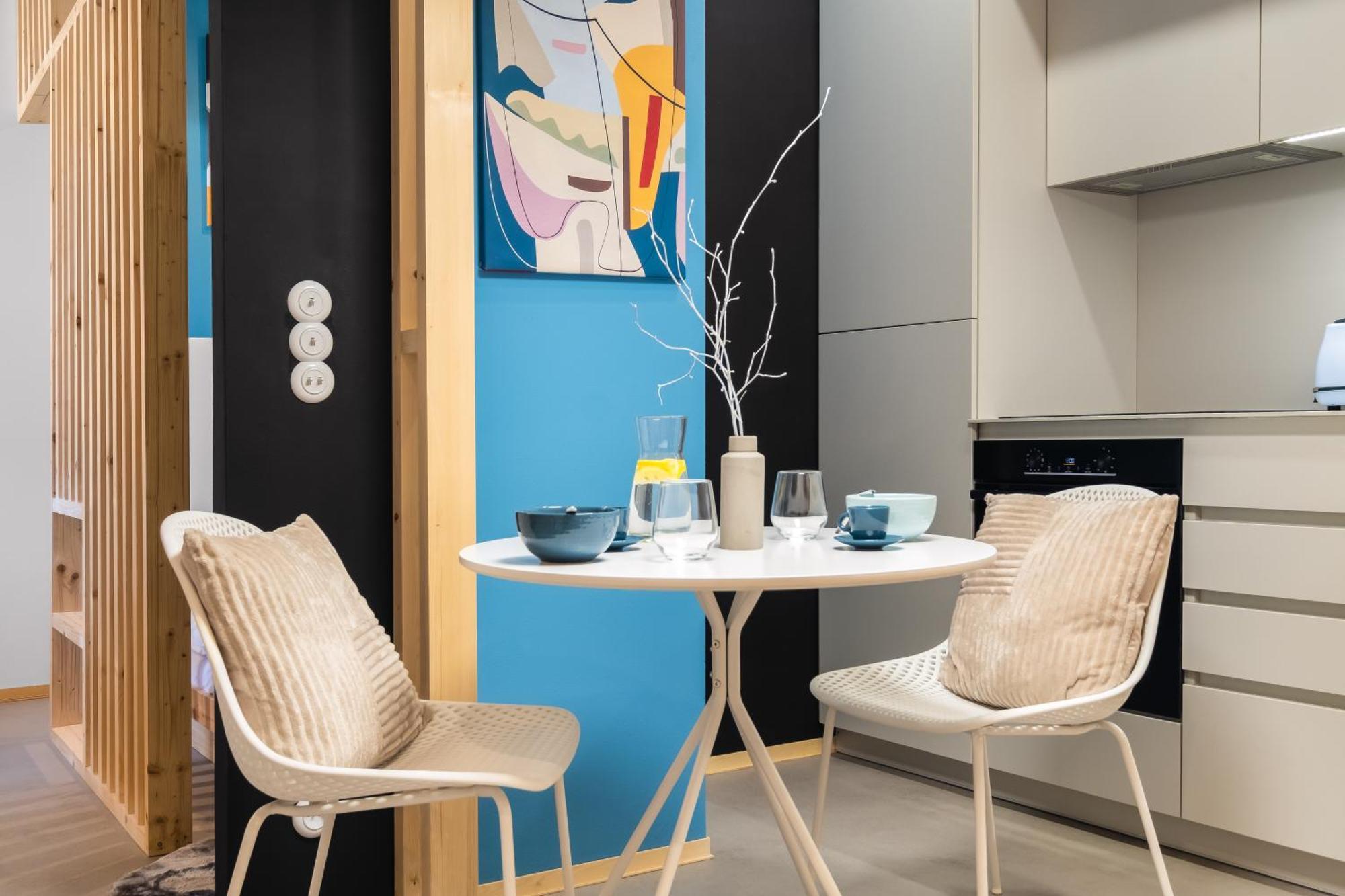 Days - Playful In Trendy Area